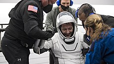 Francouzský astronaut Thomas Pesquet z lodi Crew Dragon po návratu z vesmíru.