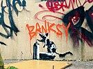 Christopher Walken v pímém penosu pomaloval Banksyho dílo.