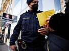 Policista ve Vídni kontroluje okovací dokument