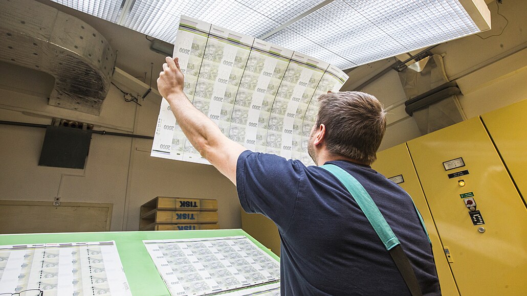 Jak se tisknou peníze. Výroba eských bankovek zatím probíhá pkn postaru:...