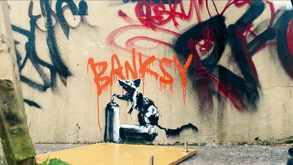 Christopher Walken v přímém přenosu pomaloval Banksyho dílo.