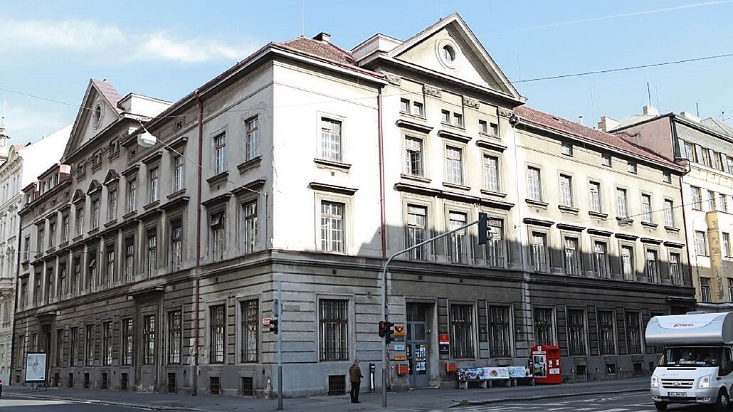 K mání je smíchovská centrála na rohu ulic Preslova a V Botanice (vlevo,...