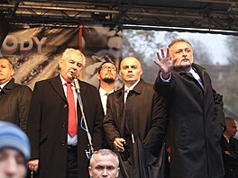 Ostraha prezidenta Miloe Zemana musela odret pedmty, kter ltaly z davu.