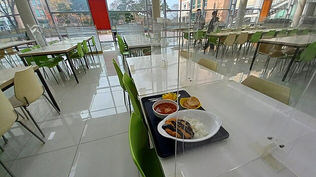 Jednotlivá místa v univerzitní jídeln jsou oddlena plexisklem