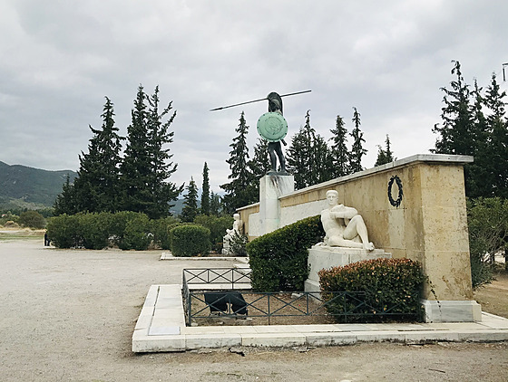 Thermopyly. Celkový pohled na pomník, kte�í �ekové postavili na míst� slavné...