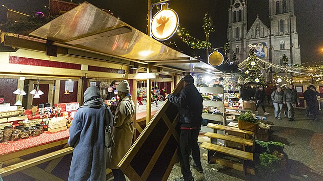 Prodejci po zákazu likvidují stánky na vánoním trhu na námstí Míru v Praze