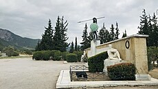 Thermopyly. Celkový pohled na pomník, kteří Řekové postavili na místě slavné...