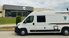 Thermopyly. Ná� expedi�ní Weinsberg CaraBus parkuje p�ed budovou muzea bitvy....