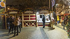 Prodejci po zákazu likvidují stánky na vánočním trhu na náměstí Míru v Praze