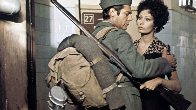 Sophia Lorenová a Antonio Marcello Mastroianni ve filmu Slunenice