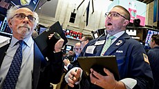 Světové burzy drtí obavy z koronaviru, Dow Jonesův index zaznamenal nejprudší denní propad v historii