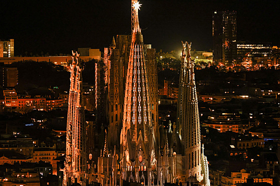 V Barcelon� rozsvítili zatím nejvy��í v� baziliky Sagrada Família.