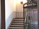 Detaily portálu a dvou vnitních schodi s originálními dekorativními prvky
