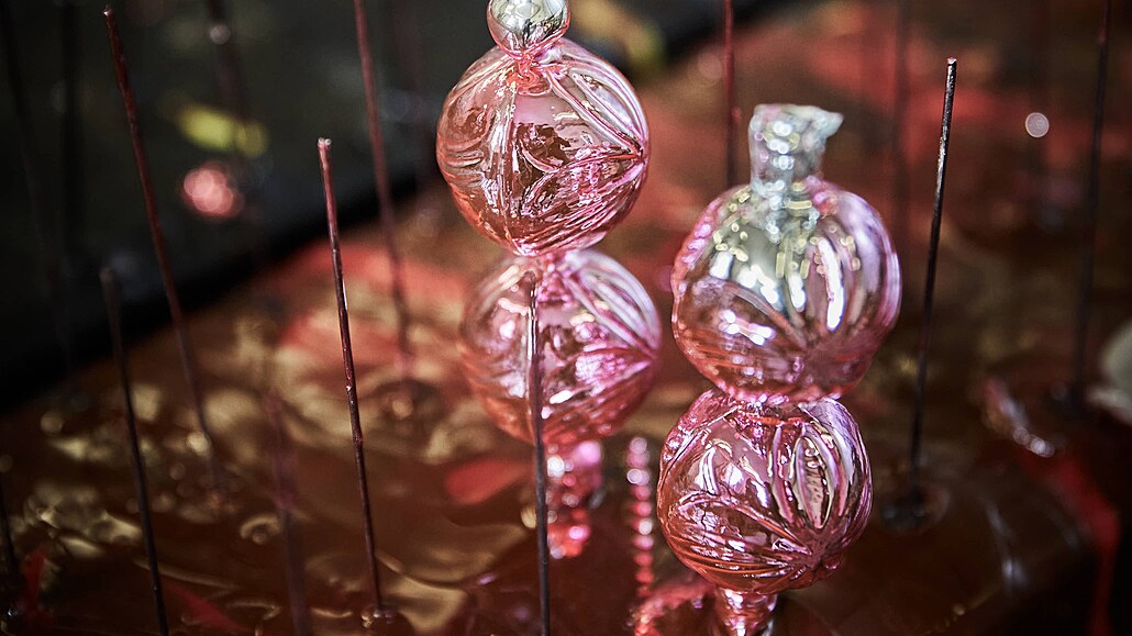 Perličkové vánoční ozdoby, které možná zdobí i váš stromeček, dnes vyrábí...