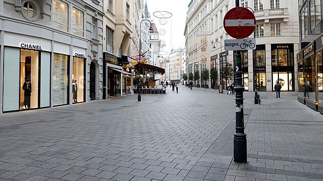 Prázdná ulice ve Vídni.