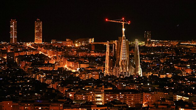 V Barceloně rozsvítili zatím nejvyšší věž baziliky Sagrada Família.