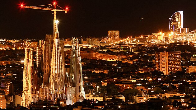 V Barceloně rozsvítili zatím nejvyšší věž baziliky Sagrada Família.