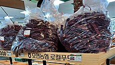 V takových pytlích se prodávají su�ené chilli papri�ky, základ korejské pálivé...