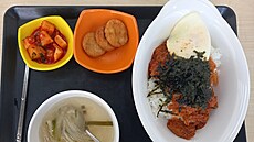 Z Japonska p�evzatá kva�ená miso pasta je základem k polévce