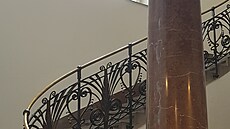 Detaily portlu a dvou vnitnch schodi s originlnmi dekorativnmi prvky