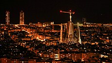 V Barcelon� rozsvítili zatím nejvy��í v� baziliky Sagrada Família.