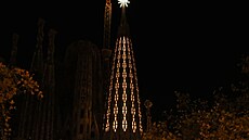 V Barcelon� rozsvítili zatím nejvy��í v� baziliky Sagrada Família.