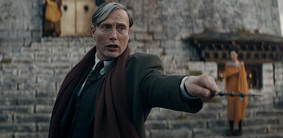 Mads Mikkelsen jako �ernokn�ník Gellert Grindelwald.