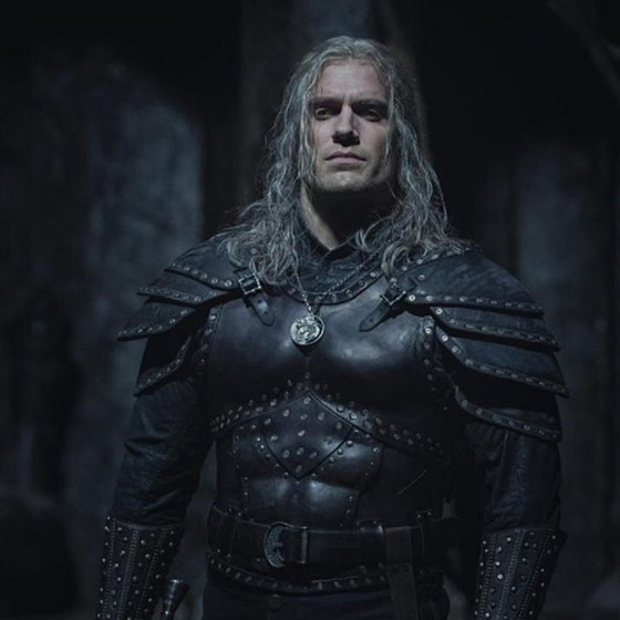Geralt (Henry Cavill) v novém brn�ní. Druhá série seriálu Zaklína�.