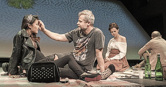 Ve stopách Ladislava Smo�ka. Herecké výkony v nové inscenaci jsou brilantní, na...