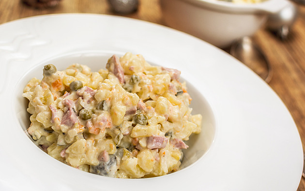 Ani letos nemůže chybět. Pět nejlepších bramborových salátů podle českých šéfkuchařů