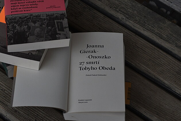 Kniha 27 smrtí Tobyho Obeda z pera polské reportérky Joanny Gierak-Onoszko.