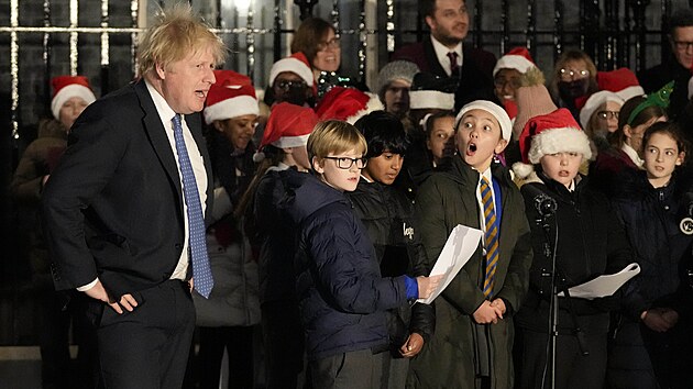 Britský premiér Boris Johnson bhem slavnostního rozsvcení vánoního stromu u...