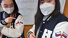 N�co tady není správn�. Korejské studentky �e�tiny a sloven�tiny.