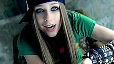 Avril Lavigne v klipu k písni Sk8r Boy.