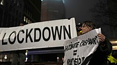 Nespokojení demonstranti s rozhodnutím o lockdownu v Nizozemsku.