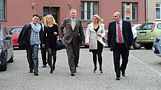 Manelka odcházejícího vicepremiéra Jana Hamáka (SSD) v obklopení mocných...
