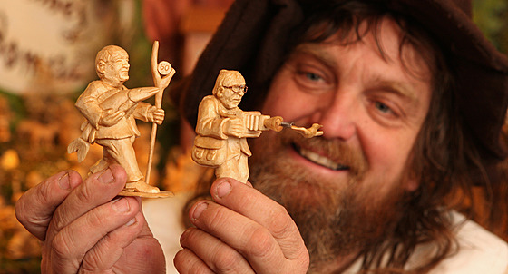 Jaroslav Bene� z Lo�tic vy�ezává do betlému figurky místních ob�an�