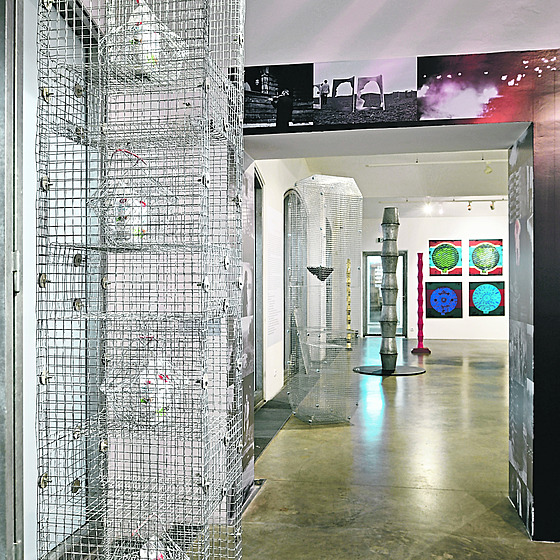 ád i náhoda. Pohled do expozice Olafa Hanela.