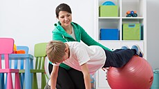 Co radí fyzioterapeuti? Aby dítě neskončilo s vadným držením těla, mělo by mít...