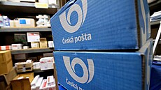 Na po�t� na Pankráci probíhá váno�ní t�íd�ní po�tovních balík�.