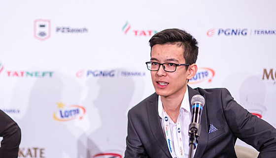 Nodirbek Abdusattorov (vpravo).