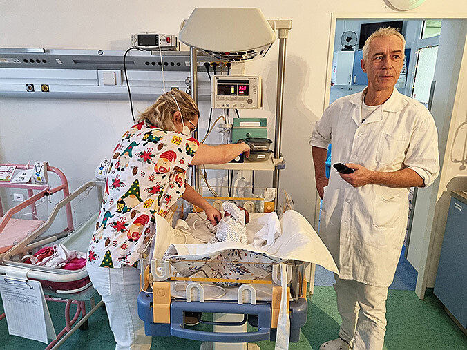 Primá� novorozeneckého odd�lení ÚPMD Zbyn�k Stra�ák p�edstavuje funkci pulsního...