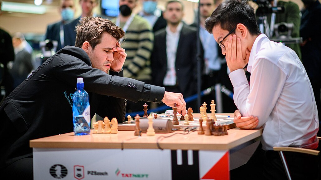 Šachový král Carlsen (vlevo) hledá cestu, jak na sedmnáctiletého Abdusattorova....