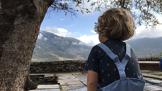 Hossios Loukas, Junior se kochá krajinou v okolí monastyru