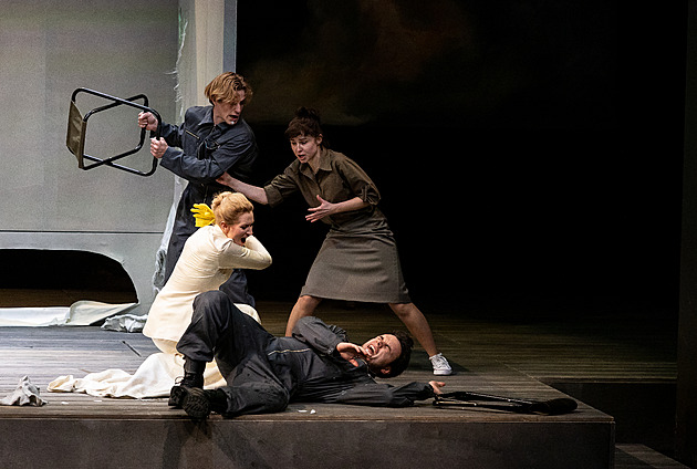 Mozartovský výprodej. Nové nastudování Cosi fan tutte v Národním divadle budí rozpaky