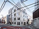 Betonový rohový dm vypadá odván, ve stejné ulici japonské metropole se vak...