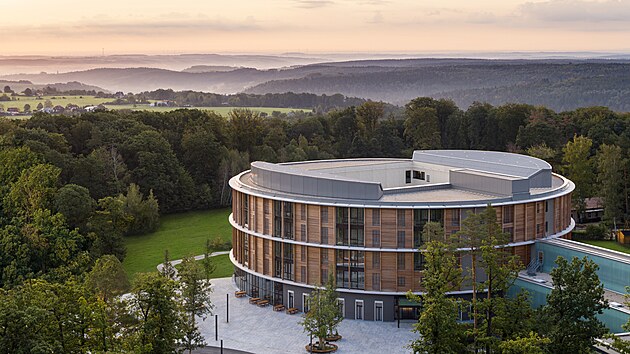 Lesní klinika Eisenberg. V Durynském lese vyrostla inspirativní nemocnice. Ukazuje, jak může vypadat zdravotní péče a v jakém prostředí může probíhat. Použité materiály i design pomáhají pacientům cítit se lépe, jako by byli na dovolené. Zajímavostí je, že klinika v Německu získala v hodnocení nemocnic první místo v kategorii od 150 do 300 lůžek ještě před stavbou nového pavilonu.