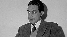 Italo Calvino v dob, kdy se v Paíi stal souástí hnutí Oulipo známého...