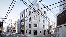 Betonový rohový dům vypadá odvážně, ve stejné ulici japonské metropole se však...