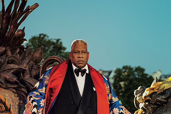 Plátnka a boty samý lesk. Nezamnitelný noviná André Leon Talley dlouhá léta...